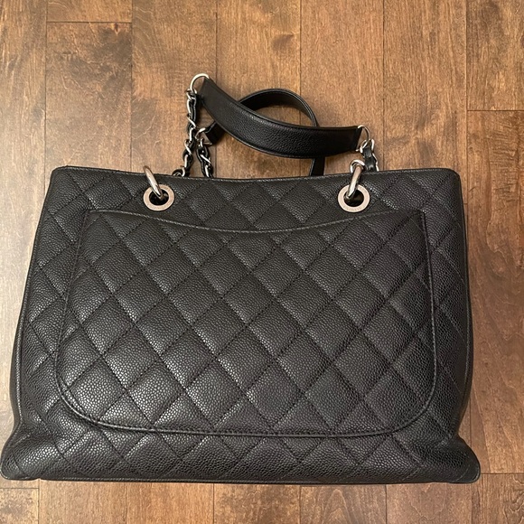 Chanel tote - Picture 2 of 15